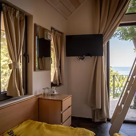 къщички синьо лято, черноморец - - Blue Summer בית נופש וארנה